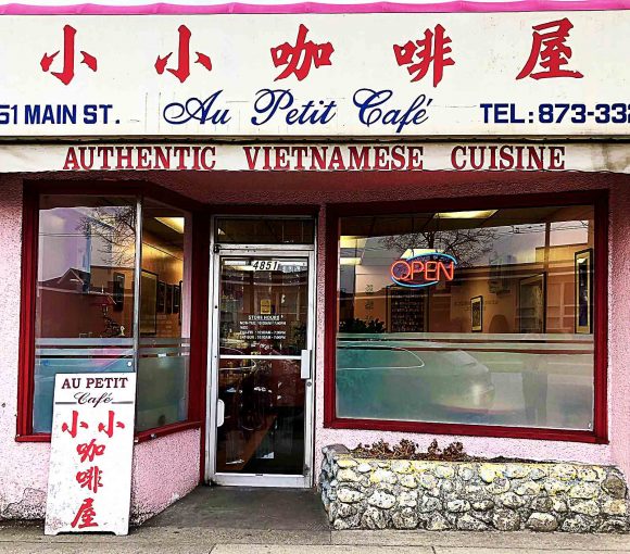 Au Petit Cafe - Restaurant - Mount Pleasant, Vancouver